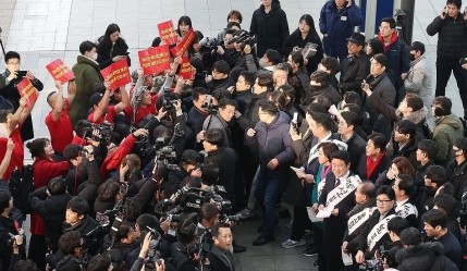[연합뉴스] 與 지도부, 서울역서 설 귀성인사…"동료시민과 함께"