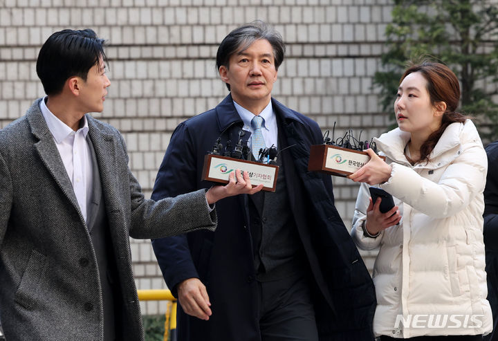 <b>조국</b> '<b>입시비리</b>·<b>감찰무마</b>' 2심도 징역 2년 실형... 재판부... 