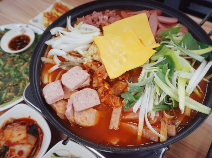  미국햄과 신라면 사리의 조화를 보여주는 여의도 맛집 K55송탄부대지개