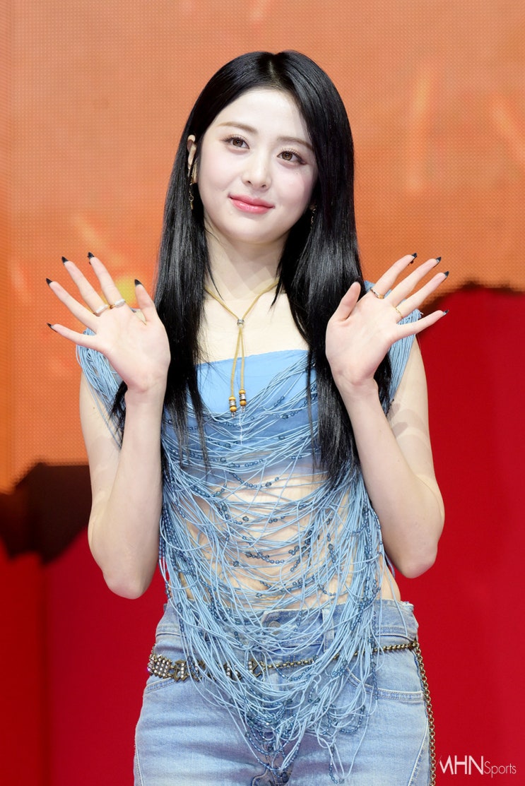 <b>허윤진 싱어송라이터 피처링</b>... 허윤진과 미국 싱어송라이터... 