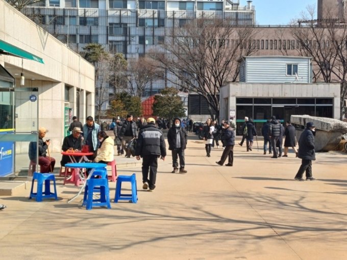 사별한 아내·연락 끊긴 아들…"명절 뭐 별거 있나" 늘 적적한 독거 어르신 사별한 아내·연락 끊긴 아들…"명절 뭐 별거 있나" 늘 적적한 독거 어르신