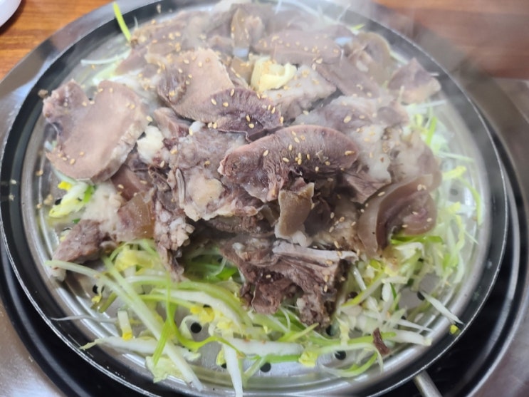  부여 맛집 꼭지네식당 곰탕, 한우머리수육, 육회 먹었어요.