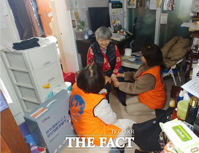 설날 외로운 이웃 없도록…고독사 막는 '우리동네돌봄단' 설날 외로운 이웃 없도록…고독사 막는 '우리동네돌봄단'