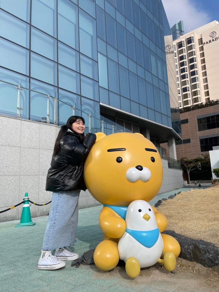  한숨같은 것을 깊게 내뱉는 것