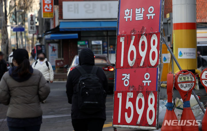 중동 분쟁에 기름값 다시 상승세…유류세 인하 연장 고심 중동 분쟁에 기름값 다시 상승세…유류세 인하 연장 고심