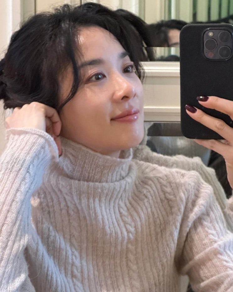  발 편한 러닝화로 나왔으나 예뻐서 여성들에게 인기 많은 운동화로 나이키 V2K 런 여자 신발 추천 w. 이청아