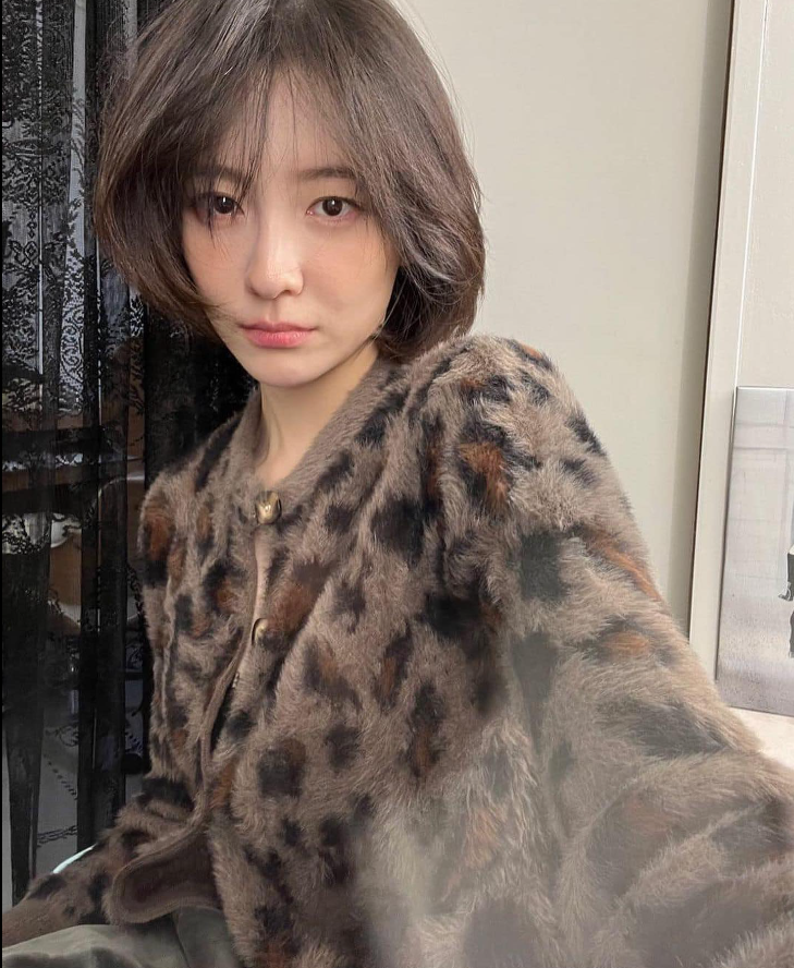  시대를 초월해 오랫동안 사랑받아온 레오파드 여성 가디건과 함께한 여자 연예인 OOTD 코디 추천