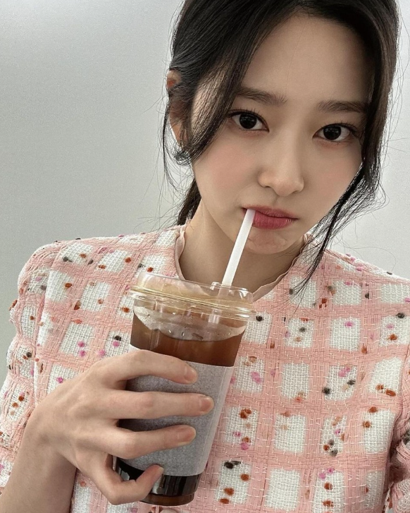  여자 20대 결혼식 하객 룩으로 연예인 김민주의 핑크 트위드 크롭 자켓과 스커트로 완성한 여성 투피스 패션 추천