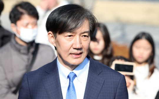 <b>조국</b>, “윤석열 정권 종식... 것”… 봉하 마을 <b>노무현 묘역 참배</b>.