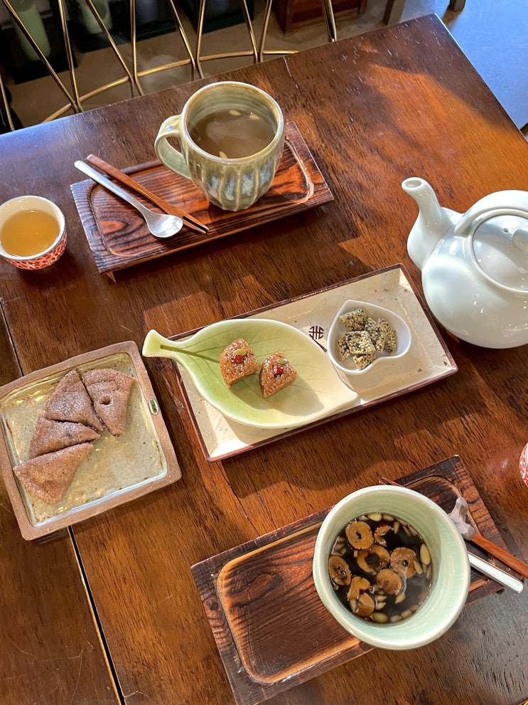  일산 호수공원 달빛찬장, 차분한 매력의 전통찻집