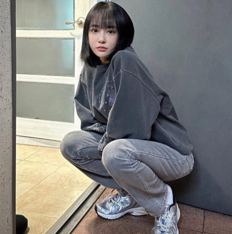  이주연의 캐주얼한 매력을 한 스푼 더해주는 발 편한 푹신한 신발로 뉴발란스 530 X Yeseyesee 콜라보 운동화 추천