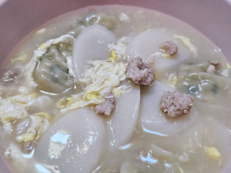  동전육수 넣고 후다닥 떡만두국 만들기 실패할 수 없는 레시피 / 물만두 다짐육 계란물 넣어서 만들어요