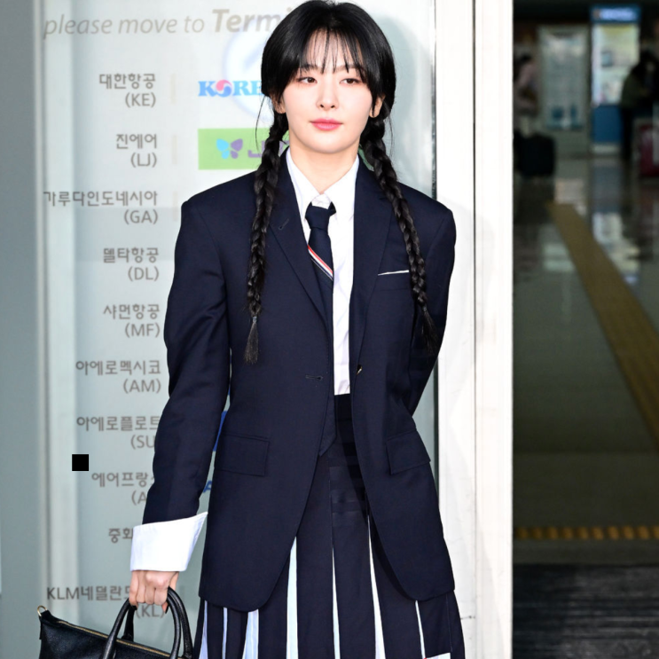  슬기 공항패션 여자 셋업 투피스 톰브라운 숏코트 자켓, 플리츠 스커트 코디 정보