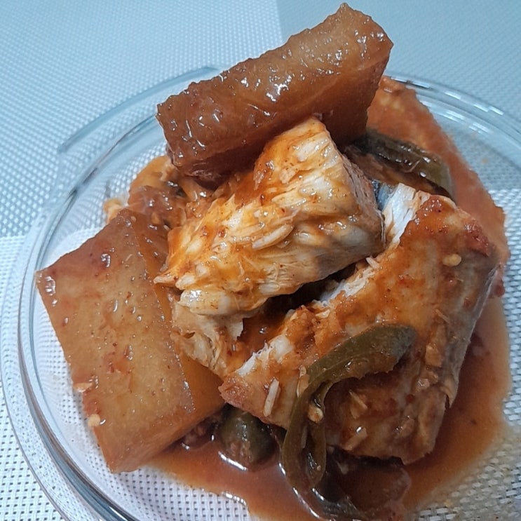  도톰한 삼치 조림 겨울 무를 넣어 더 맛있어졌어요