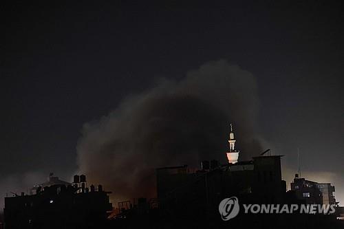 [중동 분쟁] 하마스, “<b>이스라엘 라파 공습</b>에 사망자 약 100명... 