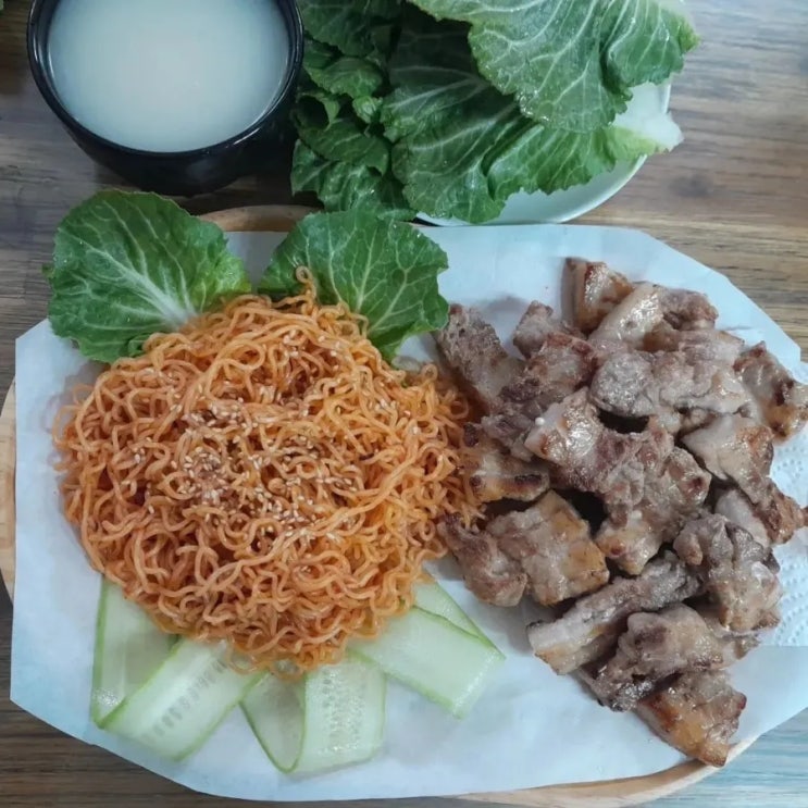  삼겹살과 비빔면으로  고생한 나를 위한 막걸리 한 잔