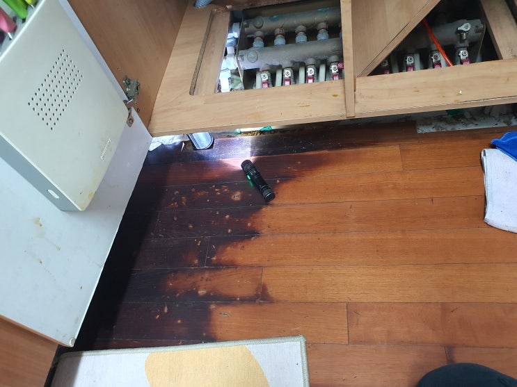  싱크대 앞 검게 변한 마루 주방씽크대막힘 배수구 뚫기 적절한 비용 서울 인천