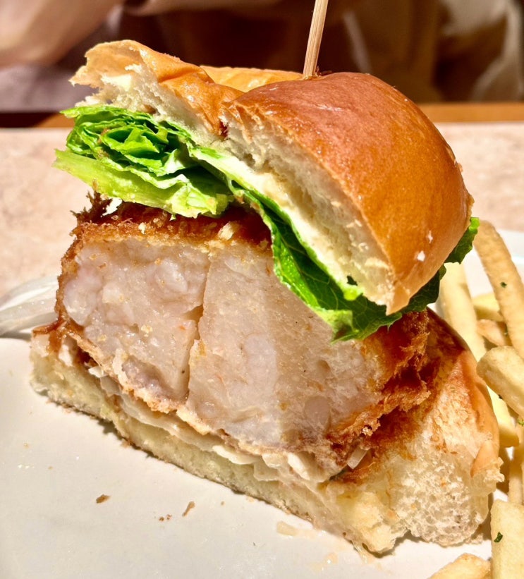  광안리 근처 맛집 ‘로위 Lowë' 통새우버거가 맛있는 애견동반가능 브런치카페 내돈내산 후기