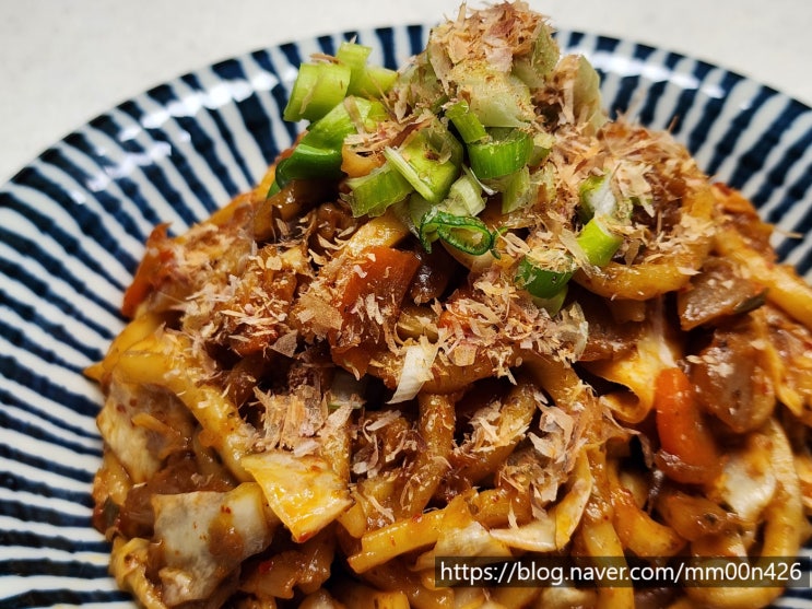  간단하게 김치를 넣은 매콤볶음우동 만드는 법 김치볶음우동 레시피 간단 볶음우동