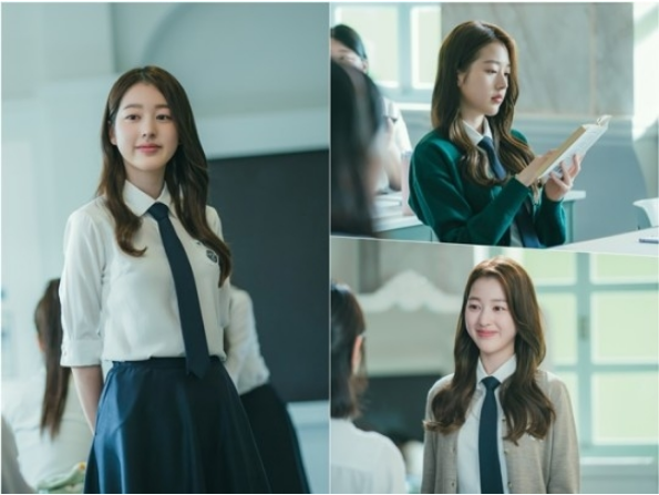 <b>장원영</b> 언니 장다아 첫 연기 도전 <b>피라미드 게임</b> 스틸 공개