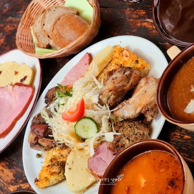  체스키크롬로프 맛집 체코 전통음식 Tavern of the Two Maries