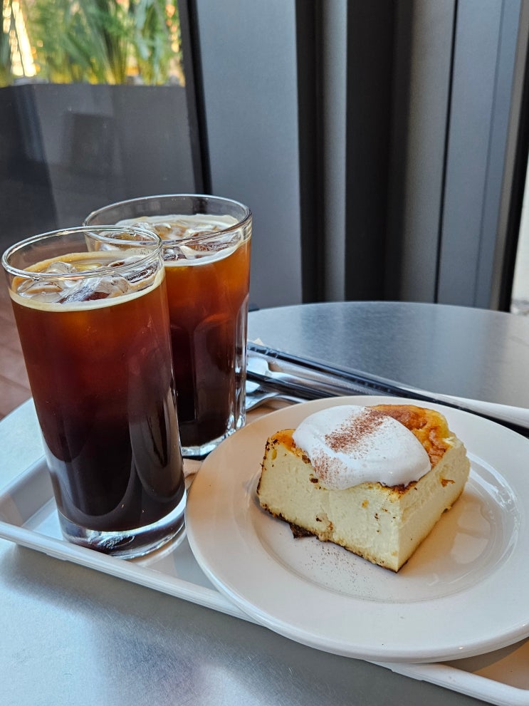  프럼크릭(plumcreek) 바스크치즈케이크 맛집 성북구 신상카페 재미있는 화장실