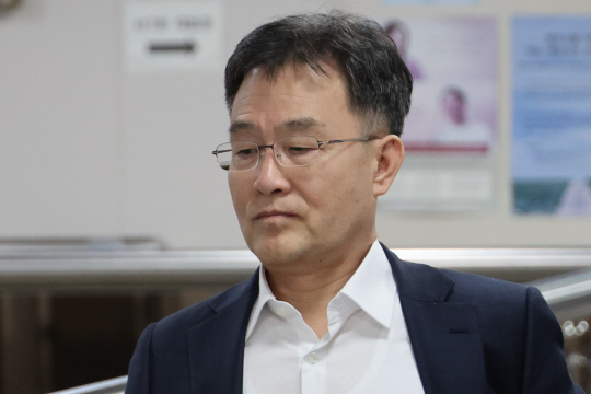 '성남도개공 조례 통과' <b>청탁 김만배 징역</b> 2년 6월…구속은 면해