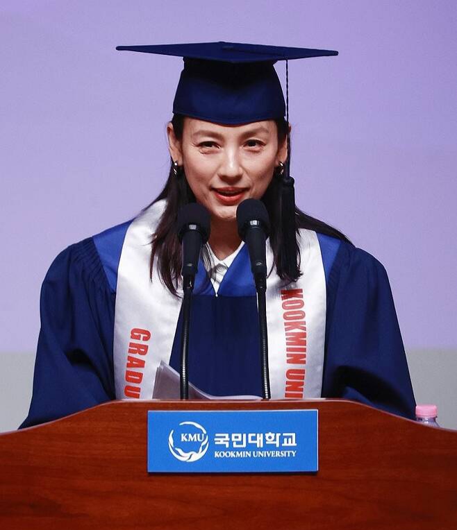 <b>이효리</b>, <b>국민대</b> 졸업식 후배 앞에 서  "그냥 마음 가는대로 하라"
