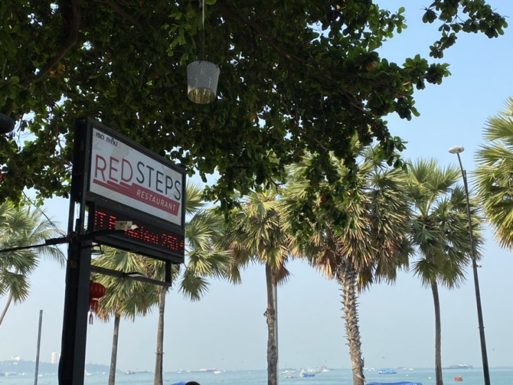  파타야 비치 오션뷰 아침 샌달레이 리조트 RED STEPS RESTAURANT