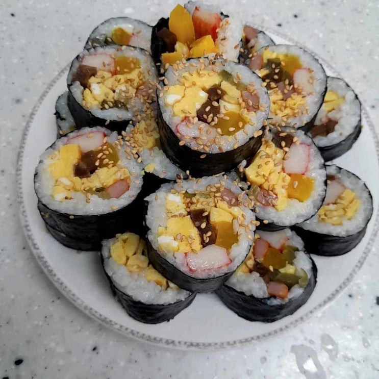  직장인 엄마가 뻔한 김밥 재료로 고급스러운 김밥 맛을 내는 방법
