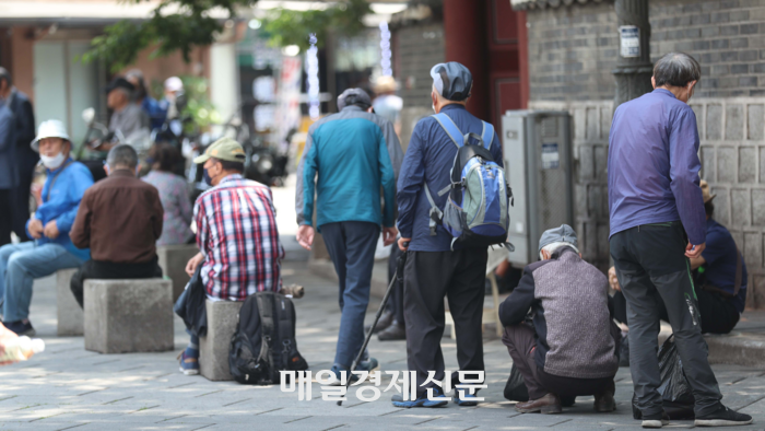 “요즘 노인들 역사상 가장 돈 많아”…없어서 못 들어간다는 ‘이곳’ 어디