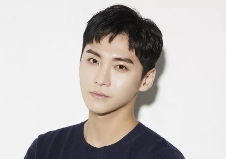 'FT아일랜드 출신' <b>송승현</b>, 연예계 은퇴 선언 "<b>한국</b> 떠나 새 삶"