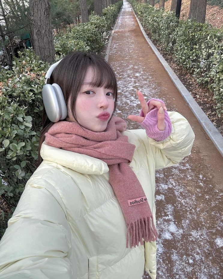  배우 홍지윤의 꾸안꾸 룩에 패션 디테일을 더해준 목도리로 아크네스튜디오 울 머플러 추천
