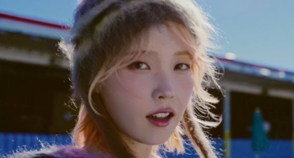 <b>아이유</b>의 새 미니앨범 '더 위닝... <b>홀씨</b>' 뮤직비디오에서 <b>트위티</b>... 