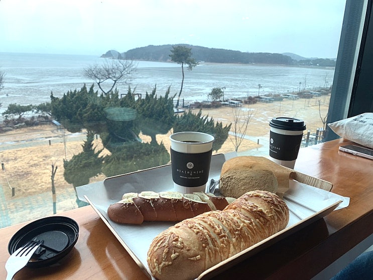  직접 반죽, 숙성, 굽기까지, 바로 구운 빵이 제일 맛있는거 알죠?::마시랑카페_영종도