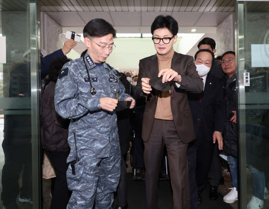 나란히 충청 찾은 <b>한동훈</b>·이재명…중원 쟁탈전