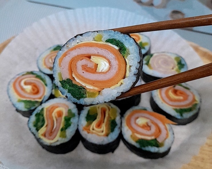  따뜻한 봄기운 느껴지는 꽃 김밥 만들어 드세요
