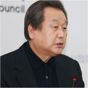 <b>김무성</b>, 돌연 "공천 <b>신청</b> 철회... 후배에 길 열어주겠다"