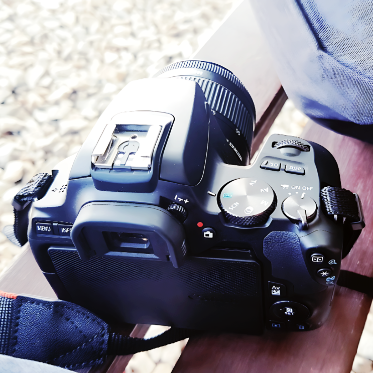 작고 가벼워 휴대하기 좋은 블로그용 DSLR 카메라 캐논200D 작고 가벼워 휴대하기 좋은 블로그용 DSLR 카메라 캐논200D