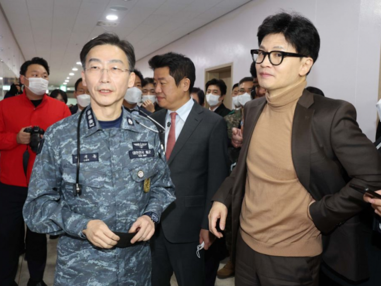 국군대전병원 찾은 <b>한동훈</b> 비대위원장, <b>이국종</b>... 