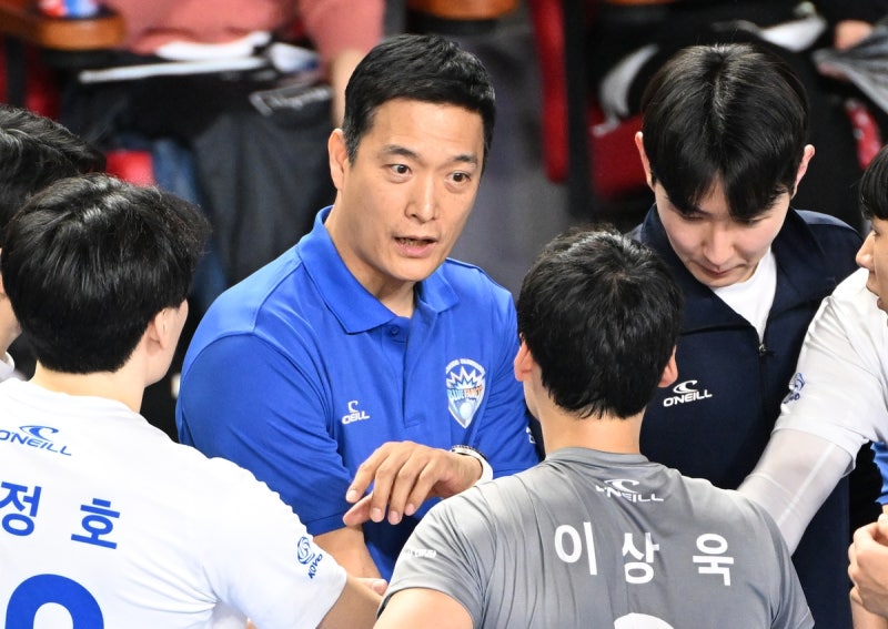 '6년 만에 '봄배구' 도전' 삼성화재 블루팡스, 김상우 감독과 3년 재계약!