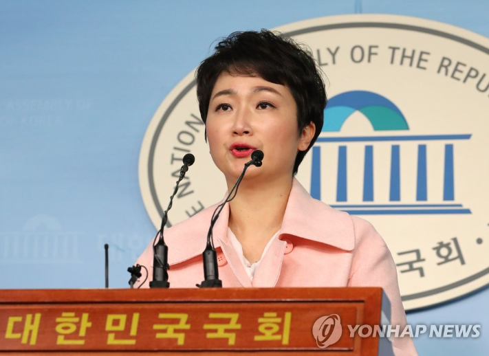 <b>이언주</b>, <b>민주당</b> 복당 선언…"尹정권 심판 대의에 함께할 것"