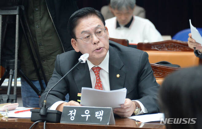 <b>정우택</b>, '돈봉투 <b>수수</b> 의혹' <b>이재명</b> 제기에 "명예훼손으로 법적... 