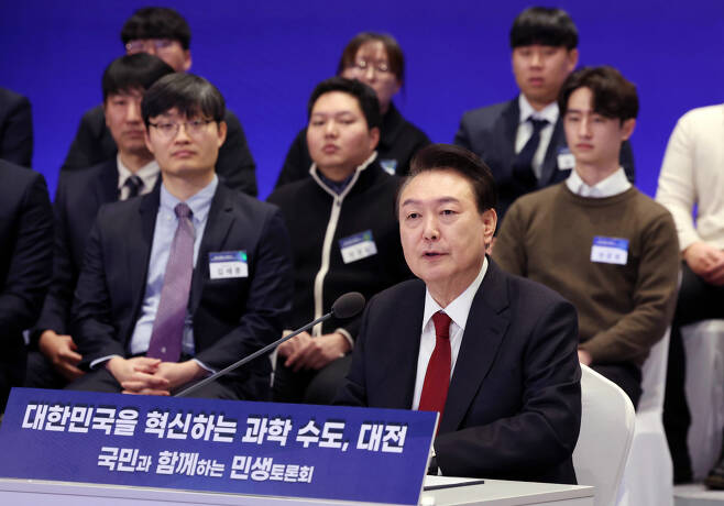 윤 대통령 "<b>이공계 대학원생</b> 연구장학금 도입…대통령장학생도... 