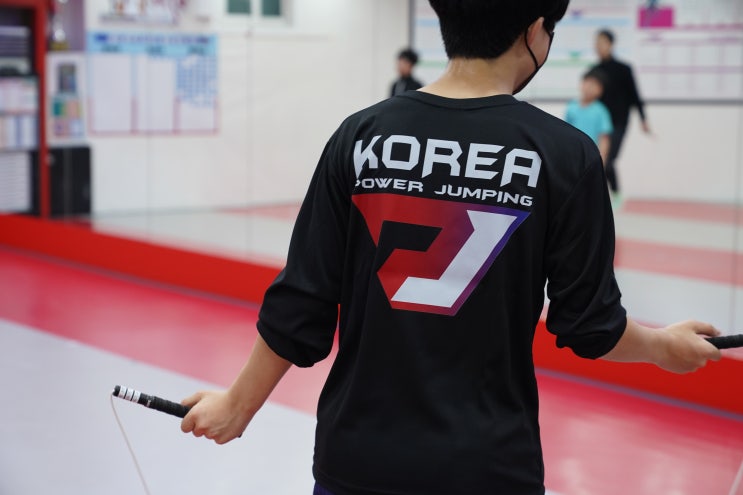 [긴 줄넘기 / 단체 줄넘기] 더블터치는 잠실 신천동에 있는 파워점핑줄넘기 잠실월드점 잠현초 잠동초 잠실중 학생들과 함께! SDS 장미 유치원생부터 시작가능합니다! 장미상가 위치!