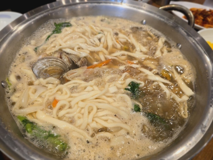  부여 시골막국수 해물칼국수, 돈가스 먹었어요.