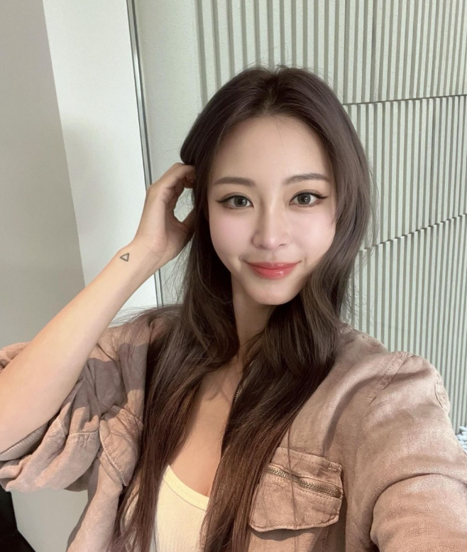  40대 여성 봄 코디으로 스파 브랜드 자라의 매력적인 린넨 봄버 자켓 & 스커트 투피스 여자 셋업 패션 추천 w. 한예슬