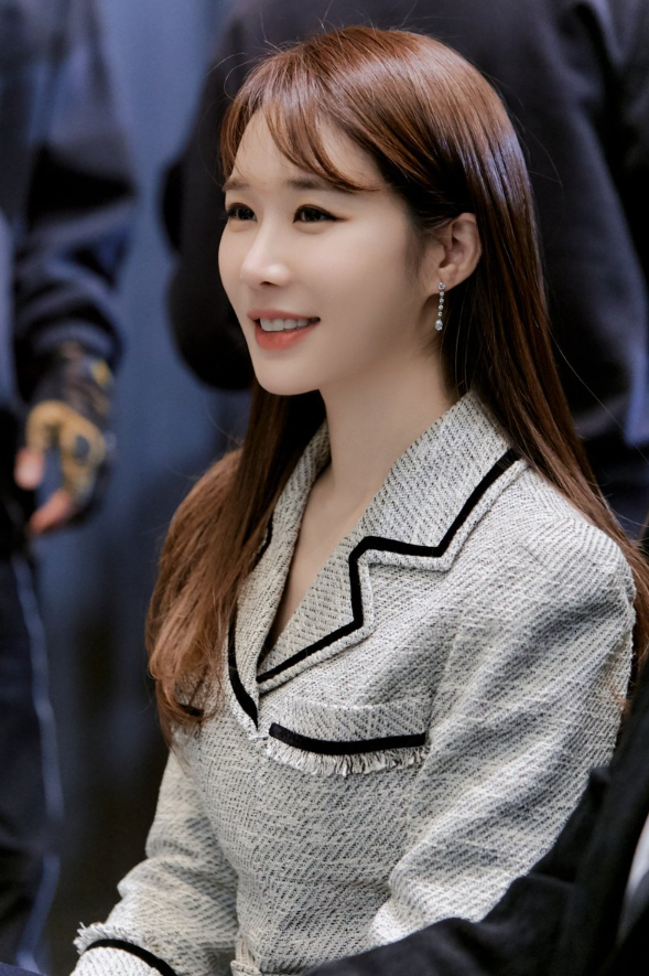  40대 여자 하객 룩 패션으로 결혼식에 너무 잘 어울리는 고급스러움이 깃든 트위드 벨벳 원피스 코디 추천 w. 유인나