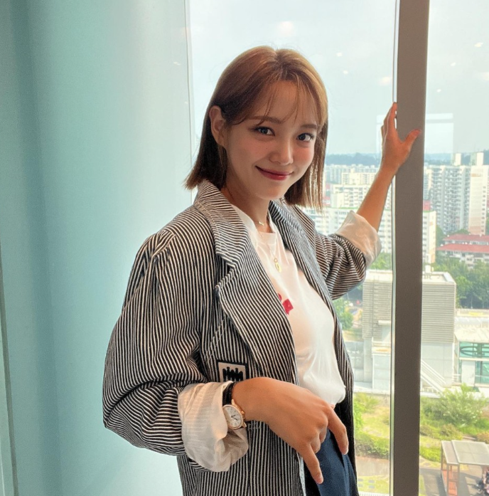  30대 여자 오피스 출근룩에서 프로 너낌의 미우미우 단가라 블레이저 여성 자켓 코디 추천 w. 김세정