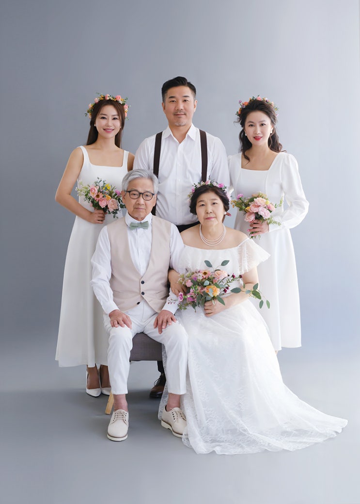 부모님께 서울 가족 사진 스튜디오에서 리마인드 웨딩사진 선물해드리기